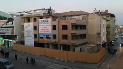 Hasarlı Binanın Çatısına İş Makinesi Çıkardılar