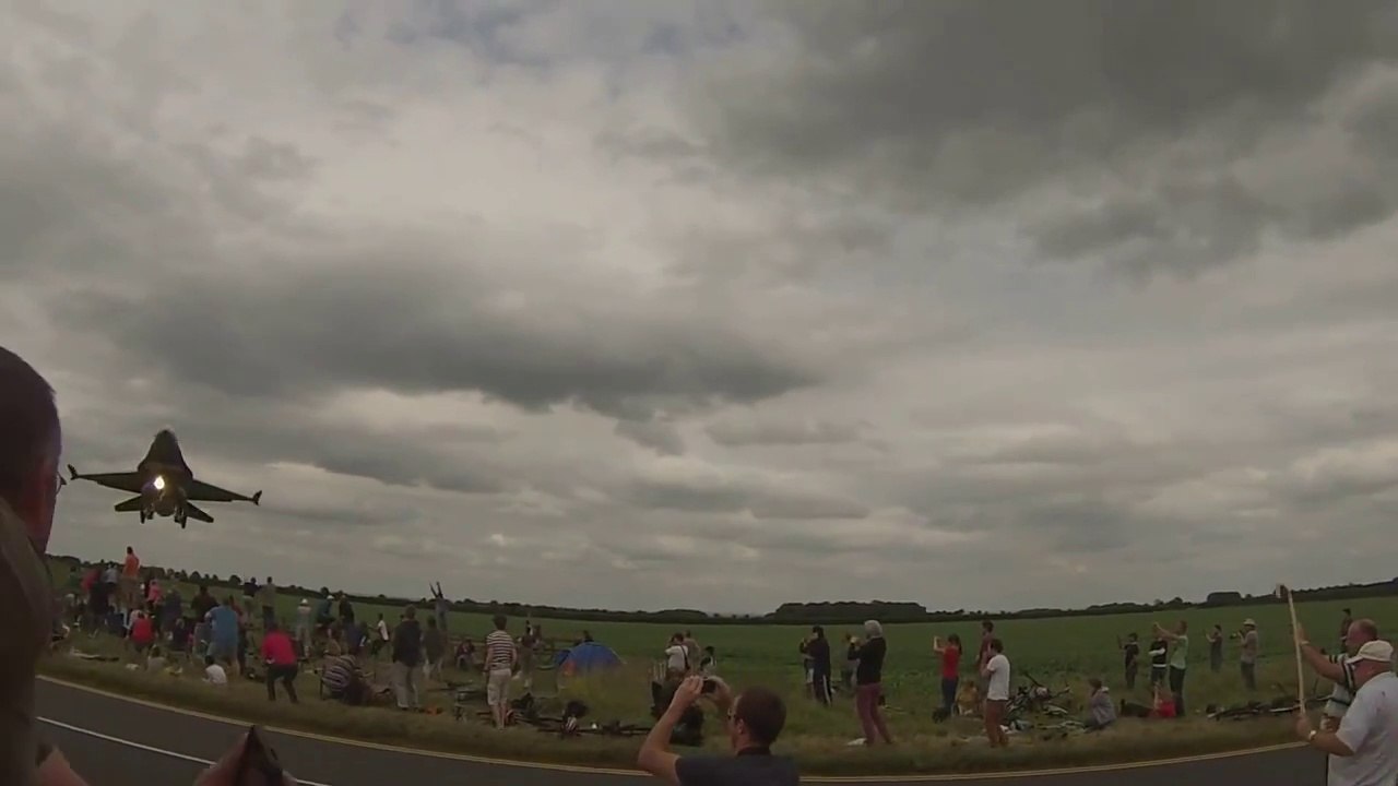 Ce pilote d'avion de chasse voulait faire le malin, mais il a frôlé la catastrophe !