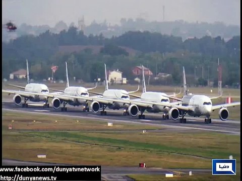 Pilots fly Five passenger A350 planes in formation to perform tricks in France