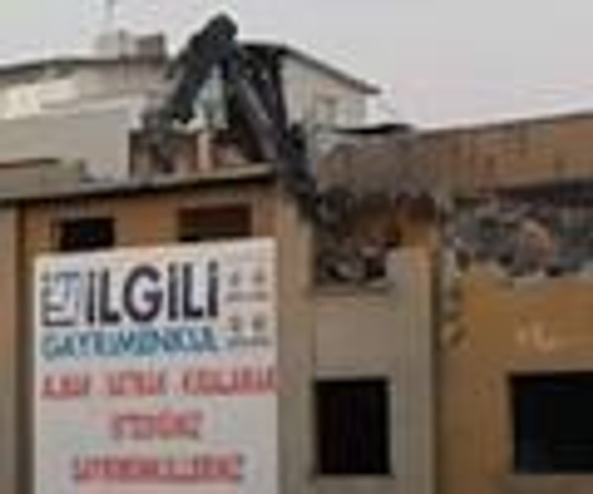 Bina, çatı katına çıkartılan iş makinesiyle yıkılıyor