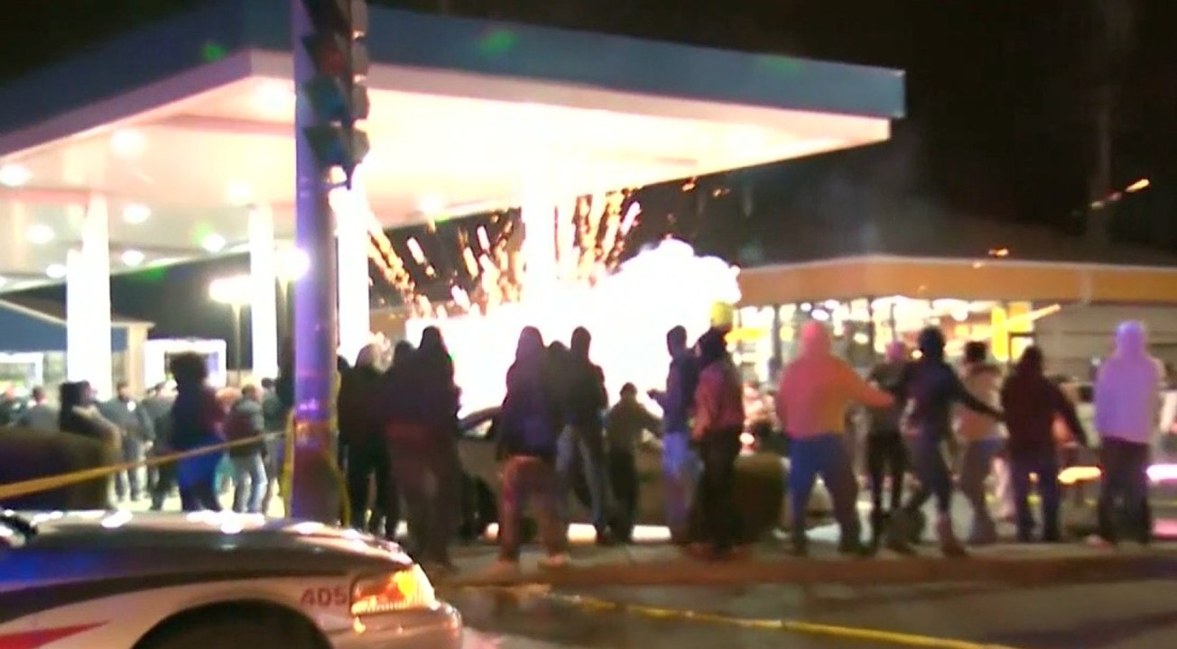 La police prise pour cible après la mort d'un jeune Noir près de Ferguson aux Etats-Unis