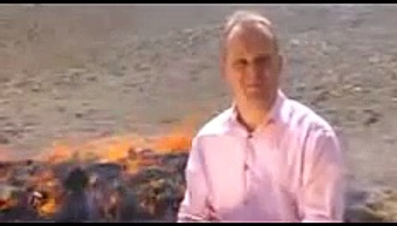 Un journaliste complètement stone en plein reportage