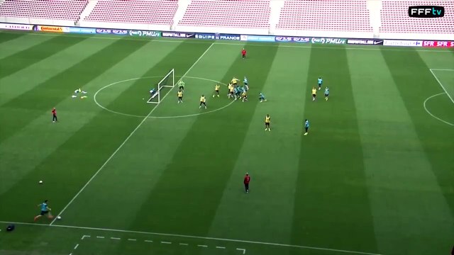 Pegou de primeira e de longe! Que golaço do lateral Sagna