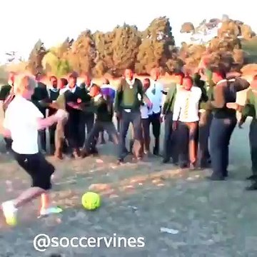 Em menos de 2 segundos, o cara foi de Ronaldinho para um perna de pau