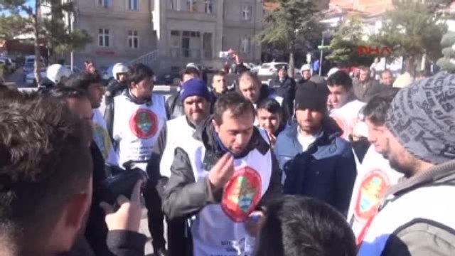 İşten Çıkarılan İşçiler Oturma Eylemi Yaptı