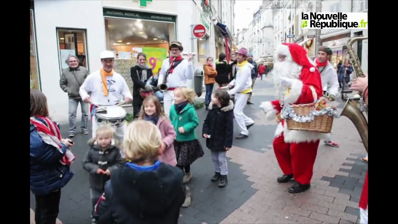 VIDEO (41) Tempo Oiô fait danser le centre ville pour Noël