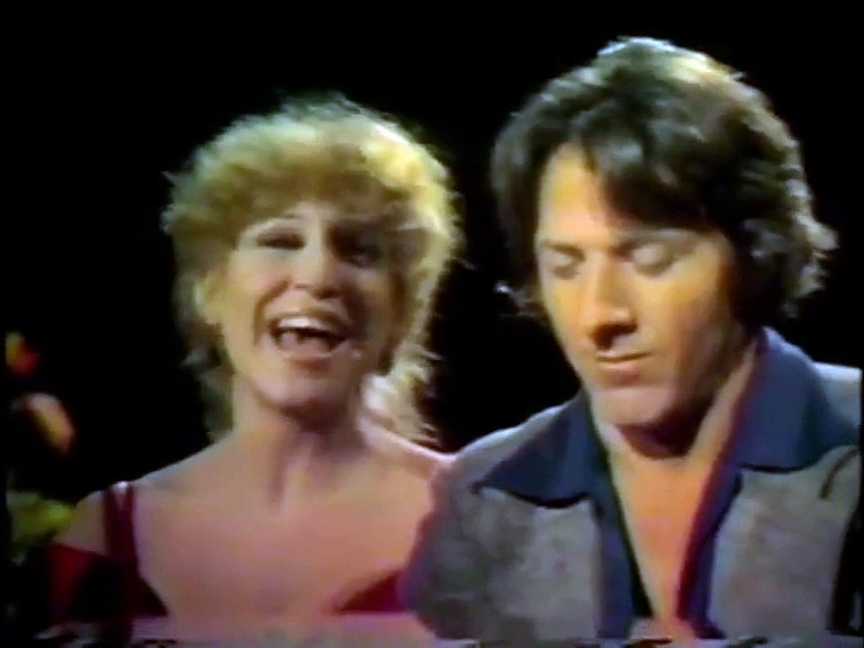 BETTE MIDLER – „Shoot The Breeze“ with Dustin Hoffman on piano (HD)