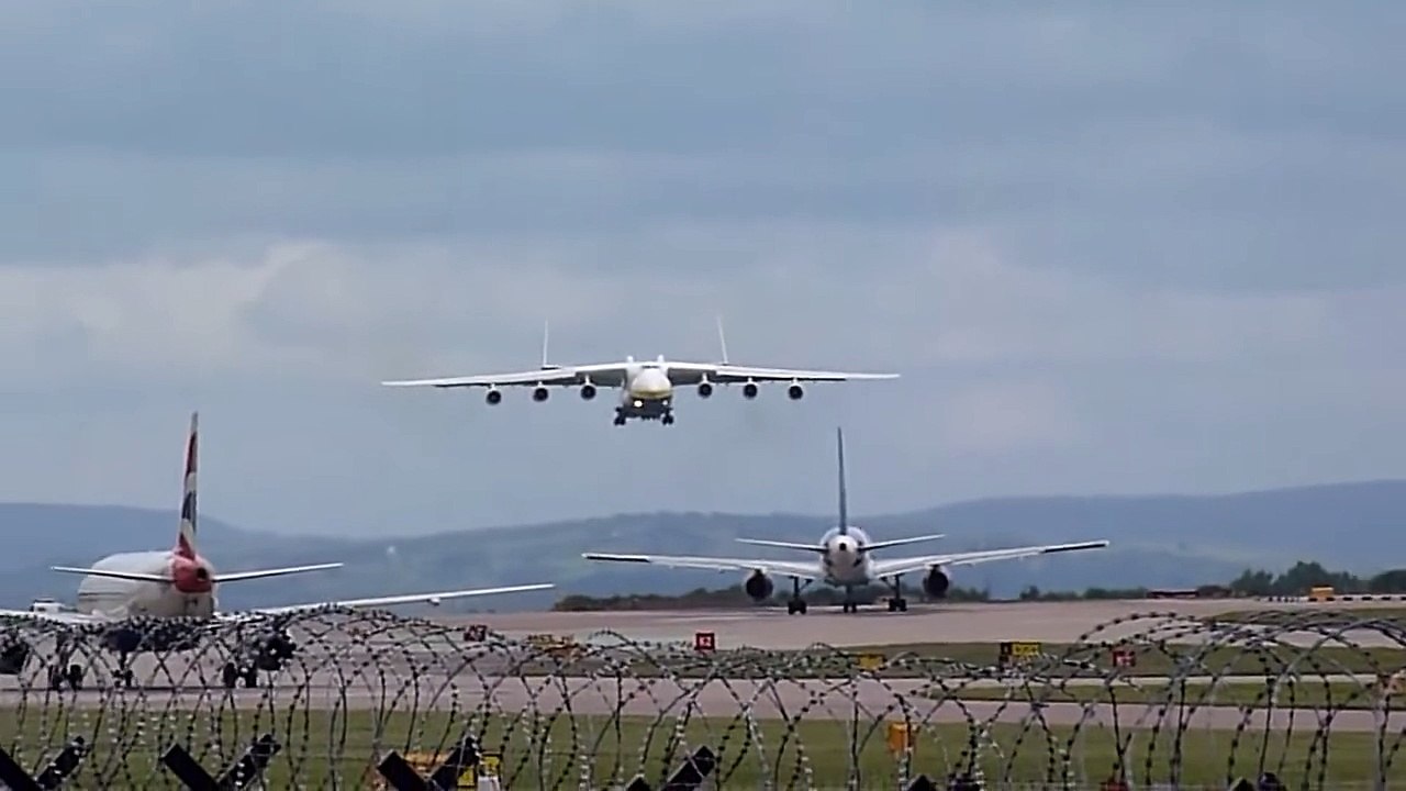 Dünyanın En Büyük Uçağı Piste İnerken