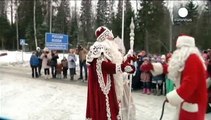 Babbi Natale al confine fra Russia e Finlandia