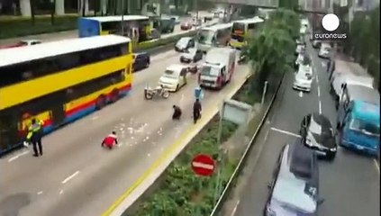 Hong Kong: furgone blindato perde milioni in strada.
