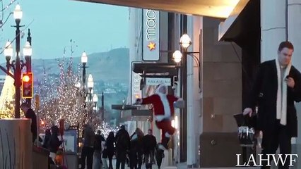 Père Noël fait du break dance en pleine rue