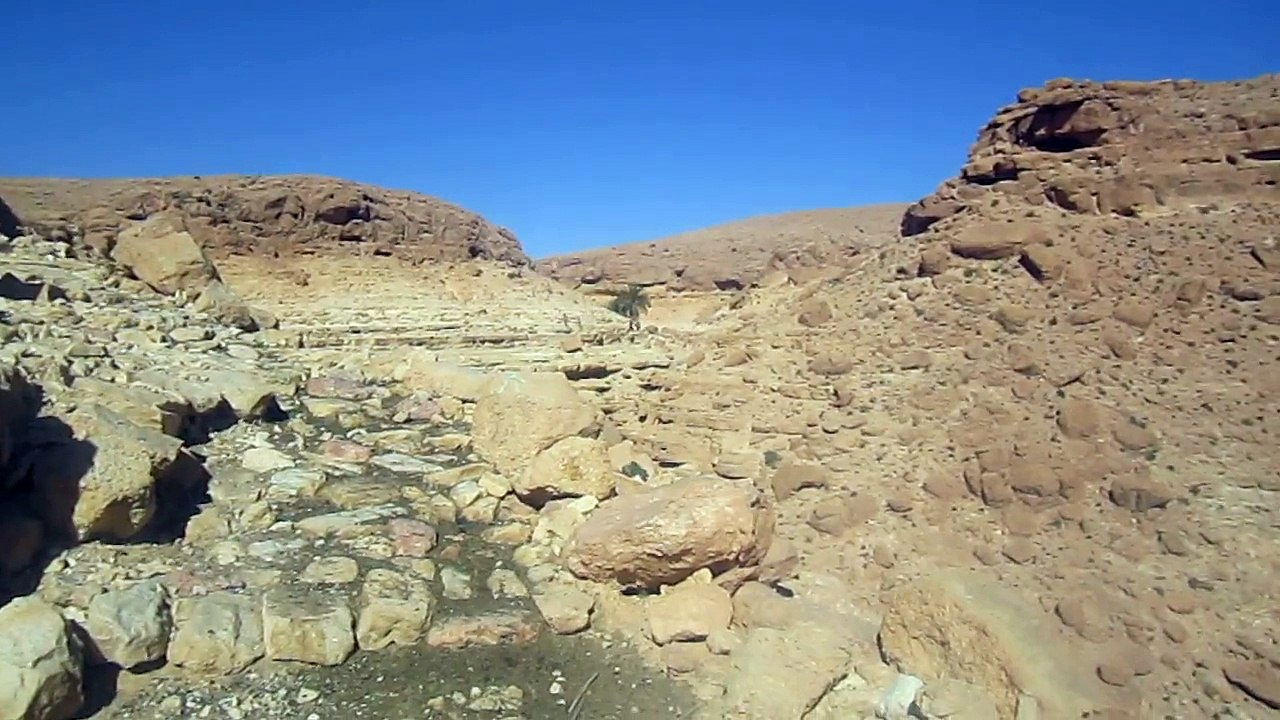 Marathon des Oasis Tunisie 2014 : Montagne du Reg , plaine de Tataouine, arrivée à Douiret.