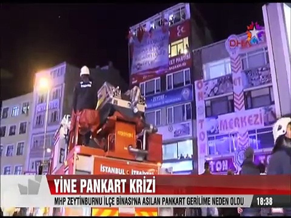 MHP Zeytinburnu ilçe binasına asılan Hırsızlık pankartı gerilime neden oldu