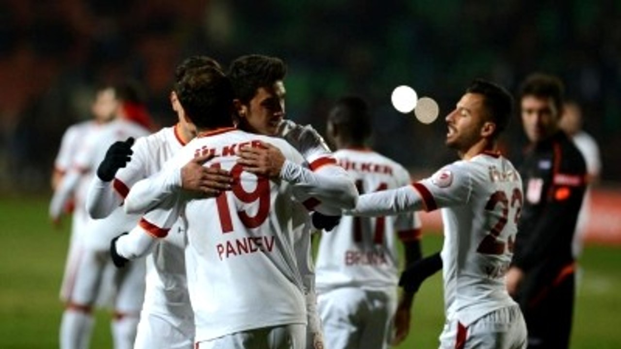 Galatasaray'da Takımın Yarısı Gönderiliyor