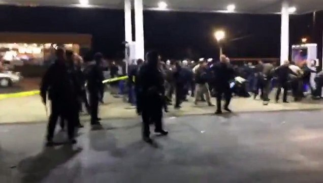 Affrontements entre la Police de Berkeley et des manifestants après qu'un enfant noir a été abattu