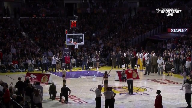 Vlade Divac met un panier du milieu de terrain et célèbre ça avec Jack Nicholson!