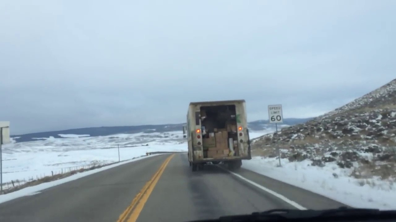 Un conducteur poursuit un livreur Fed Ex qui perd ses colis sur la route!