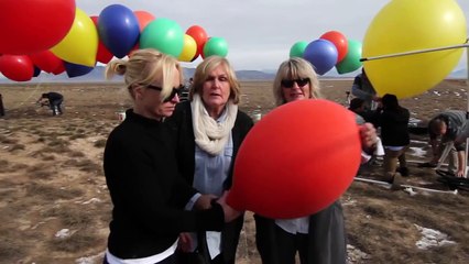 Un dingue s'envole en transat, porté par 90 ballons !