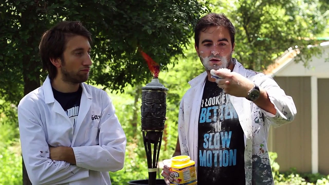 Ağır Çekimde Ağzından Ateş Püskürten Adam