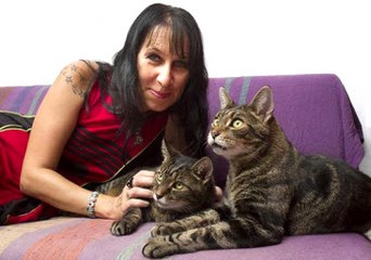 Sevgilisinden Ayrılıp İki Tane Kedisiyle Evlendi!