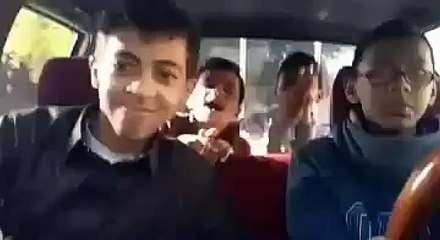 طفل يقود سياره والده ..ويتسبب بحادث سير