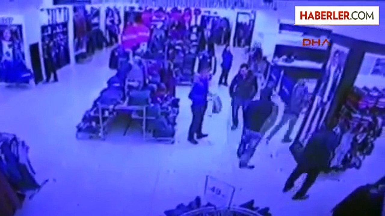 Sakarya Öfkeli Müşteriler Alışveriş Merkezinde Tartıştıkları Tezgahtarı Böyle Dövdüler