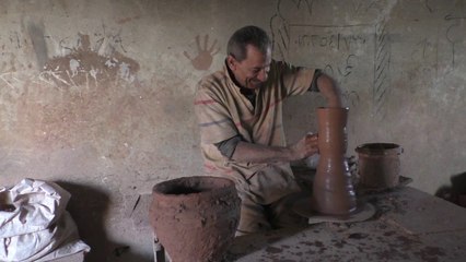 عم "صلاح" أشهر صانع فخار في مصر القديمة "الصنعة دى صنعة أنبياء"