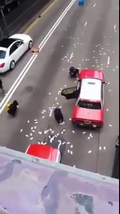 Un fourgon blindé perd plus d'un million d'euros sur la route