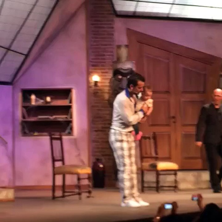 Pedro Alfonso con su hija Olivia en el cierre de Casa Fantasma