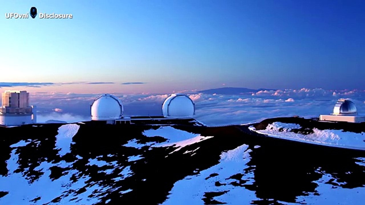 ufo.Island of Hawaï .Télescope .cylindrique objet entre dans atmosphère de la terre