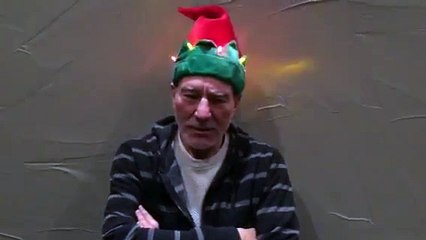 L'acteur Patrick Stewart porte la chapeau de Noël le plus fun jamais vu!