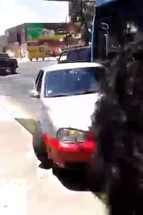 Ne jamais énerver un chauffeur de BUS - De colère, Il explose une voiture avec son bus!