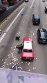 1,5 millions € renversés accidentellement par des convoyeurs de fond sur une autoroute de Hong-Kong
