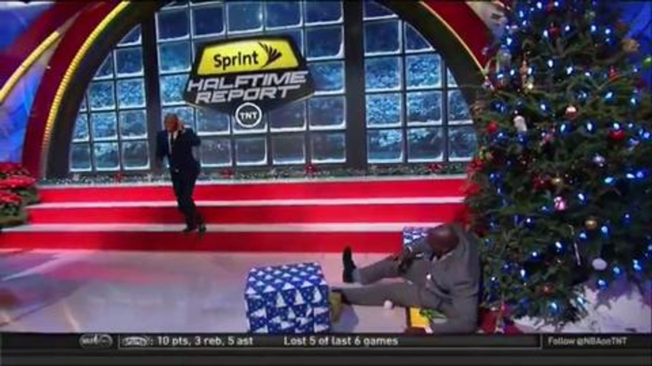 La grosse chute de Shaquille O'Neal dans un sapin de Noël