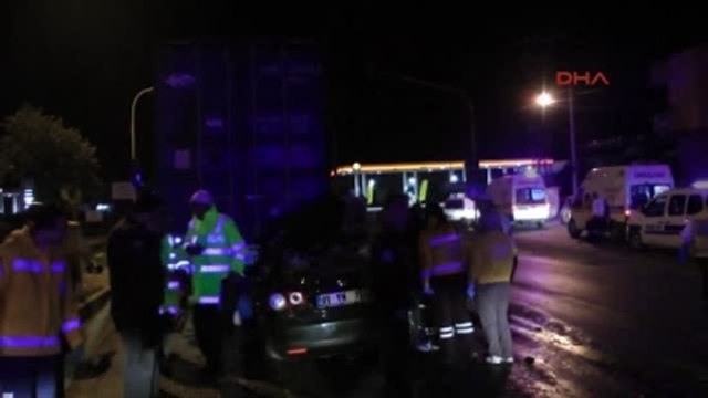 Otomobil, Kırmızı Işıkta Bekleyen Tır'a Çarptı: 5 Ölü