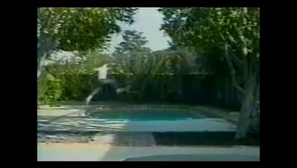 Gros fail en sautant d'une rive à l'autre de la piscine