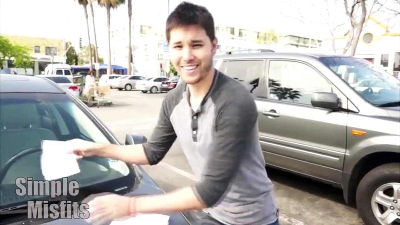 Il se venge des voitures mal garées