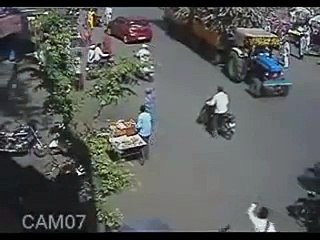 A man suviving loading truck lucky man ~ Funnyworld4u