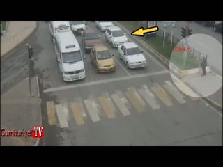 Aracından indi, yaşlı adamı yolun karşısına geçirdi