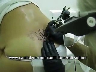 Kadın beline dövme yapımı