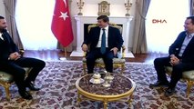 Arda Turan Başbakan Davutoğlu'na Formasını Hediye Etti