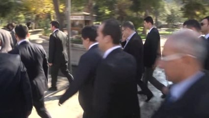 Yalçın Akdoğan, Tarihi Balıklıgöl Yerleşkesi'nde Balıklara Yem Attı