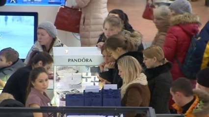 Weak rouble rebounds, but Russians keep up seasonal spending spree