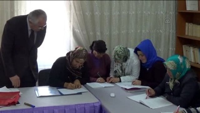 Çocuklarını Üniversiteli Yaptı, Şimdi Kendi Okumayı Öğreniyor