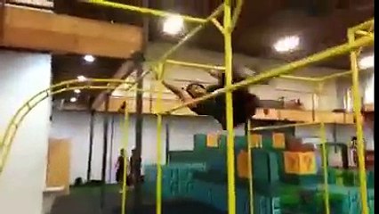 Maymun Bu Adamın Yanında Halt Etmiş