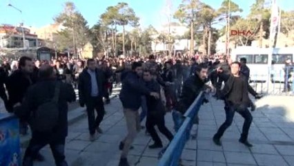 Erzincan ?da Karşıt Görüşlüler Çatıştı, Polis Biber Gazı ile Müdahale Etti