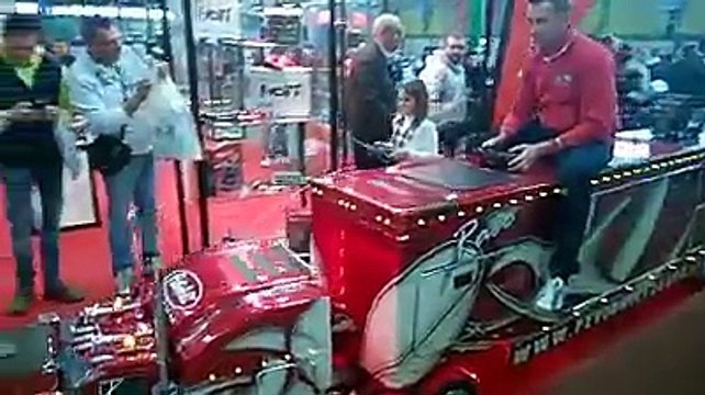 Üstüne Oturarak Uzaktan Kumandalı Arabalarla Geçiş Töreni Yapmak