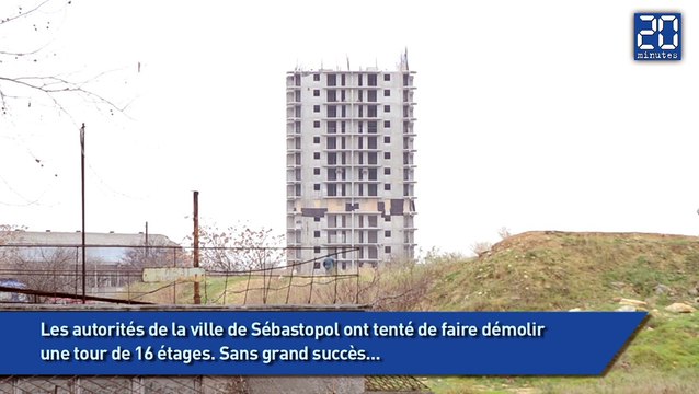 La démolition d'une tour en Russie ne se passe pas comme prévue.