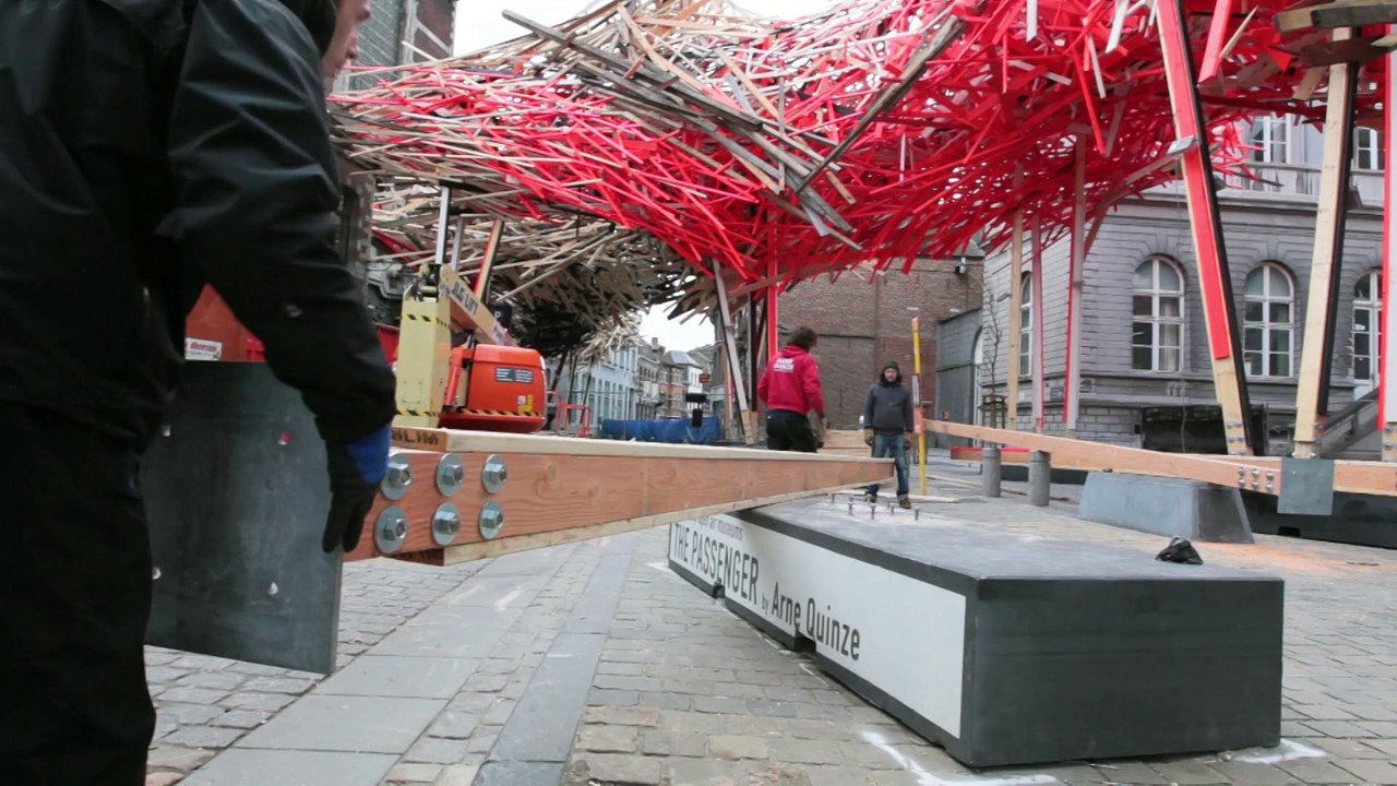 Mons: l'artiste Arne Quinze explique pourquoi The passenger s'est effondré