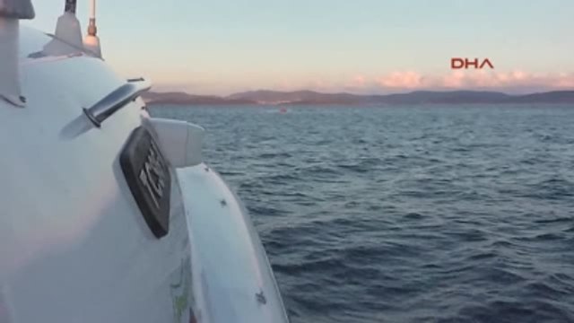 İzmir Denizde Ölüme Terk Edilen Kaçak Göçmenleri Sahil Güvenlik Ekipleri Kurtardı